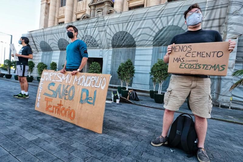 Concentración de Juventud por el Clima frente al Cabildo de Tenerife