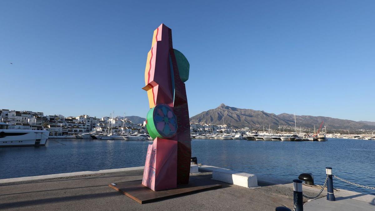 Una de las esculturas que forman parte de la exposición en la exclusiva marina marbellí.