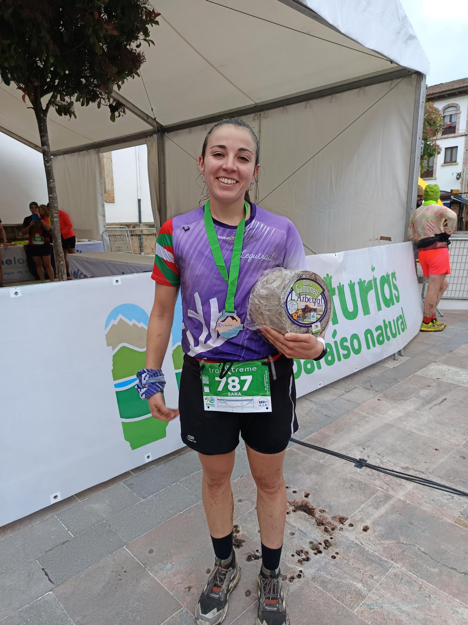 La vasca Sara Nuñez Escudero septima en la Xtreme Trail con su pieza de queso gamoneu (002).jpg