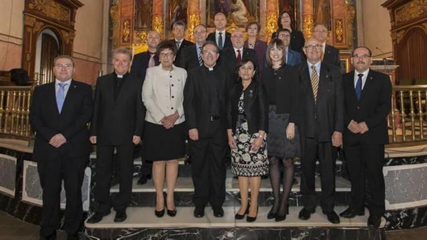 El pregonero, durante su intervención. A la derecha, al término del acto, con autoridades y representantes de la Semana Santa.