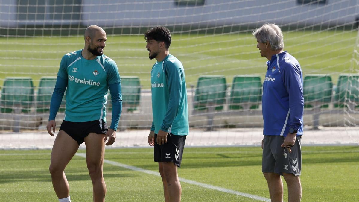 Manuel Pellegrini habla con Amrabat y Fornals durante el entrenamiento del Betis en la CD Luis del Sol previo al partido contra el Panathinaikos de vuelta de octavos de Europa League
