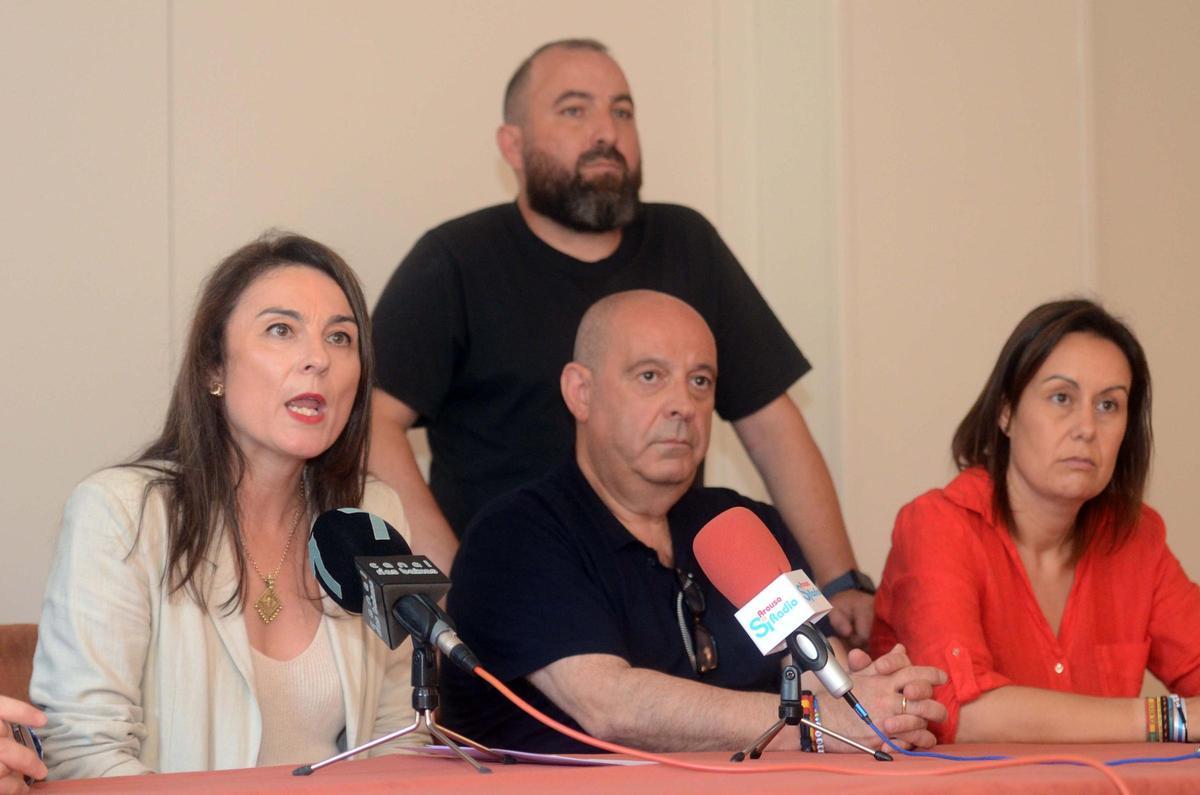 Sabela Fole, portavoz del PP,y otros concejales en una comparecencia.