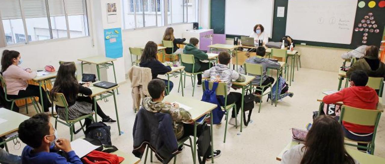 Alumnos de Secundaria en un instituto de Vigo, guardando la distancia de seguridad.