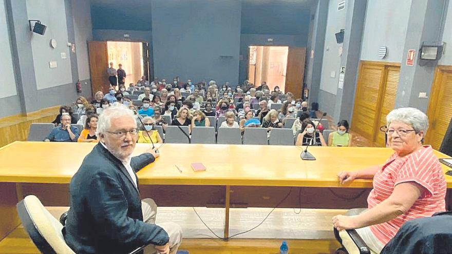 En el Club de Lectura de El Campello también organizan visitas de escritores y escritoras que responden a las preguntas del público.