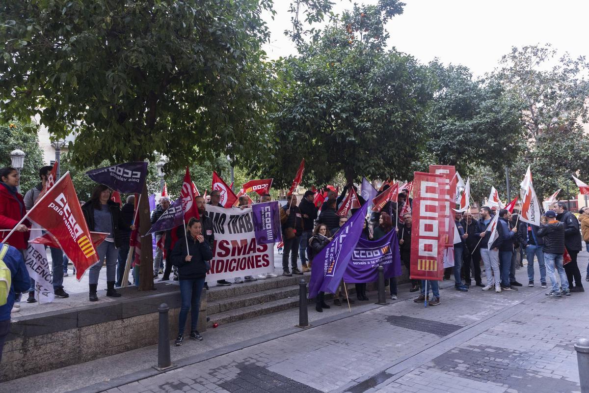 Protestas de los sindicatos de la ITV por no aplicarse la homogenización salarial, ayer en València.