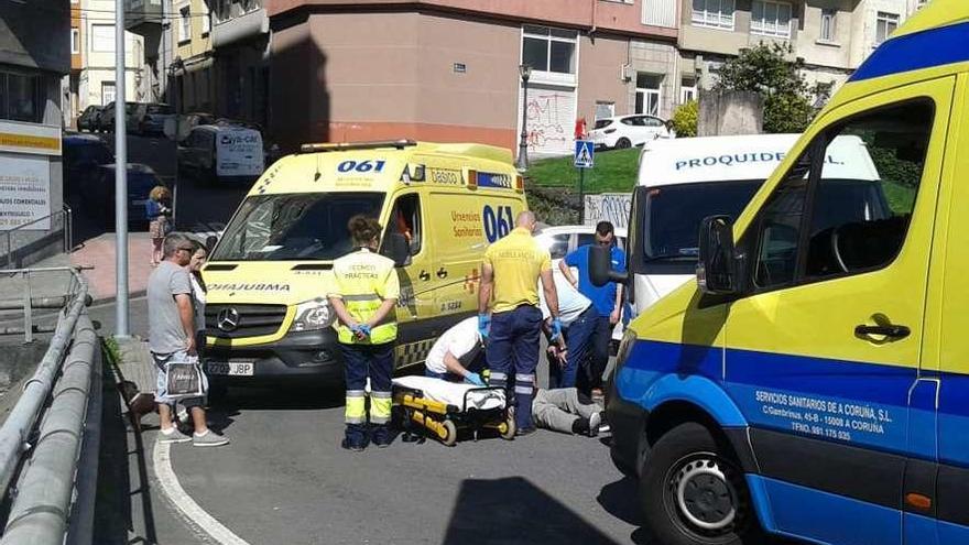 Sanitarios atienden al hombre que se cayó desde una furgoneta en A Pasaxe.