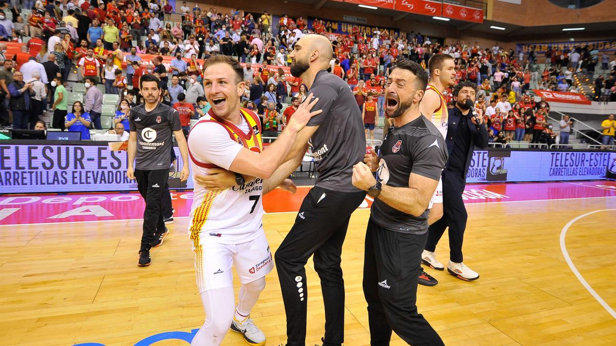 Frankie Ferrari celebra con Juan Carlos Palacio e Isaac Caseras la salvación del equipo en Murcia en 2022.