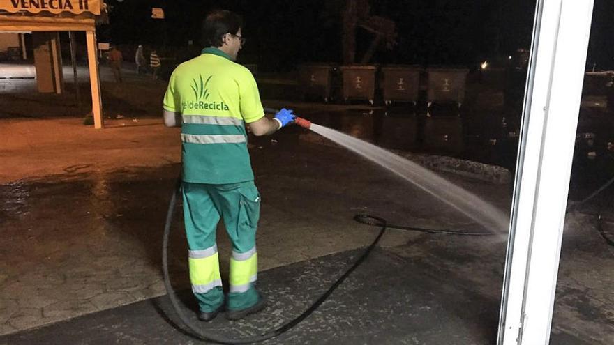 Dispositivo de limpieza tras la noche de los fuegos de Melenara, agosto de 2017