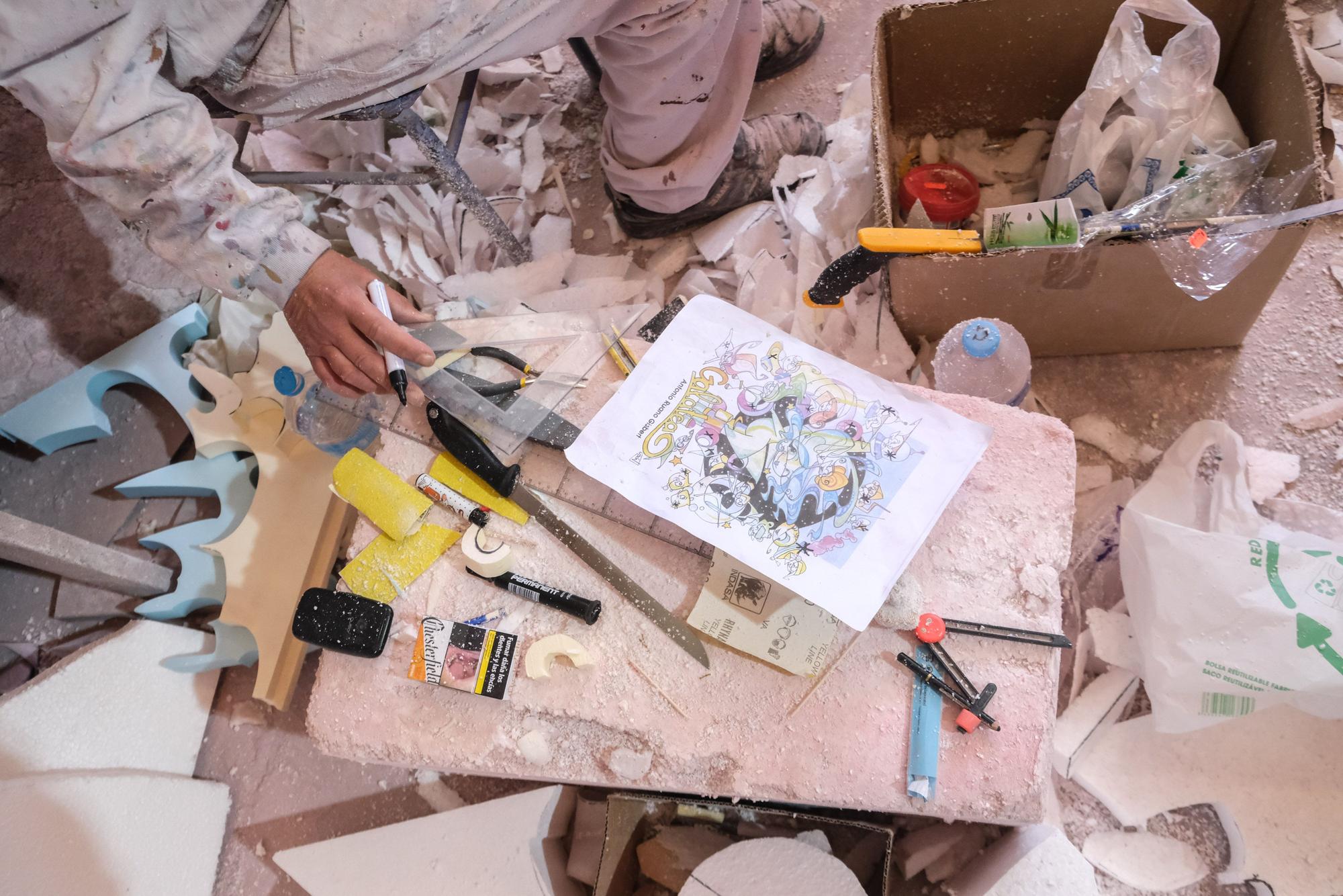 El artista Fran Sierra trabajando con materiales de hogueras en su taller