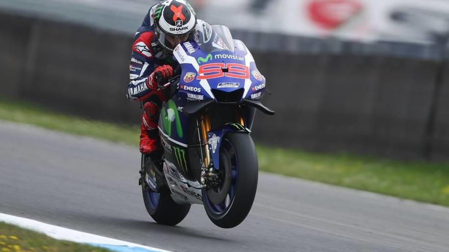 Jorge Lorenzo, con su Yamaha, ayer, durante los entrenamientos libres de Assen.