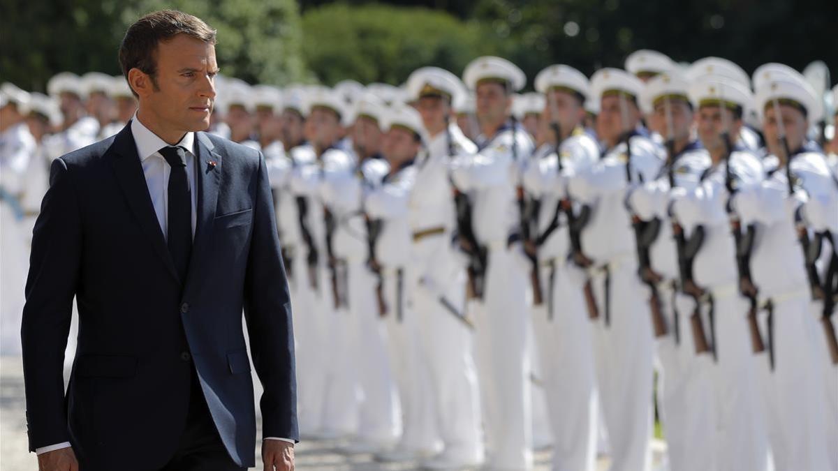 Macron pasa revista a la guardia presidencial durante su visita oficial a Bulgaria, en las afueras de Varna (Bulgaria), el 25 de agosto.