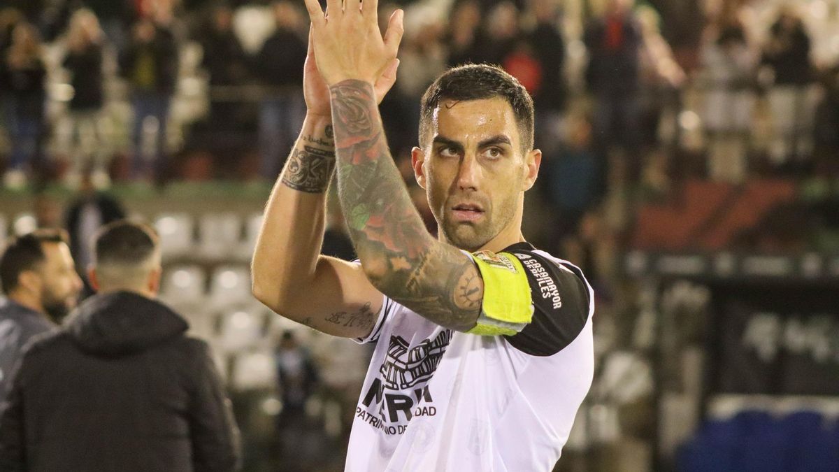Manuel Bonaque aplaude a la afición.