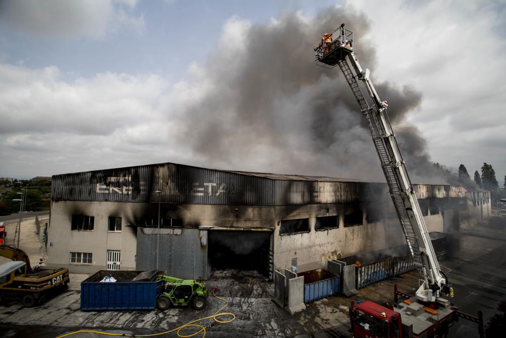 Incendio en una empresa del Polígono Industrial la Fillola, en Aldaia