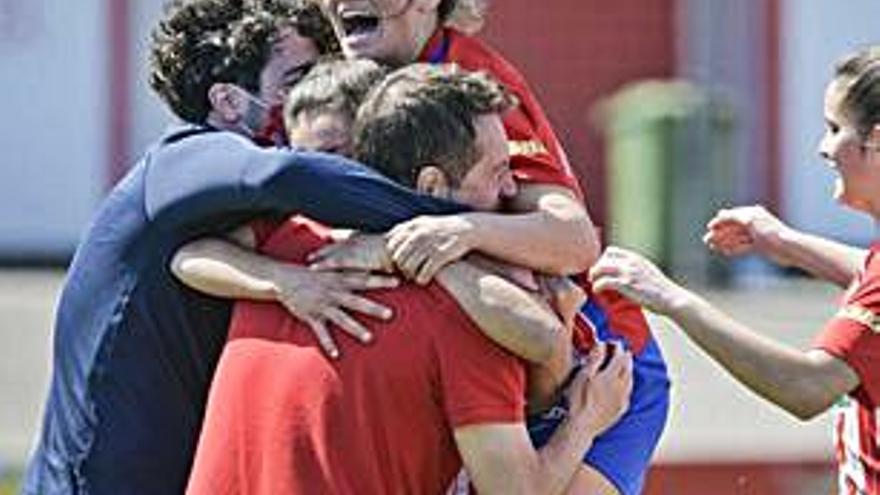 Jugadoras y cuerpo técnico celebran un gol. | RSG