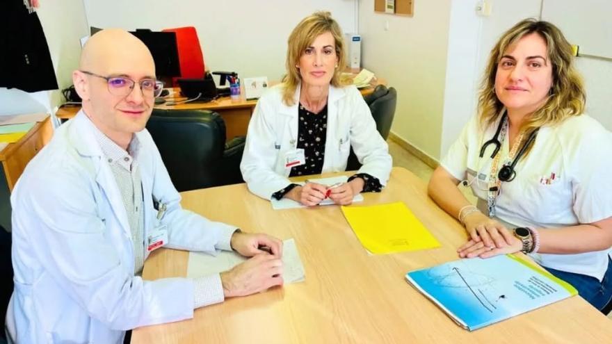 La doctora Mónica Romero, a la derecha, junto a la gerente de Elda, Beatriz Massa, y el director médico, Francisco José Canals.
