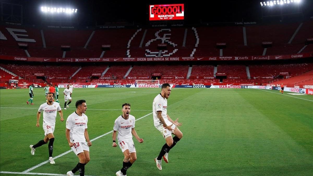 Ocampos celebra el gol con el que abrió la victoria del Sevilla en la vuelta de la Liga