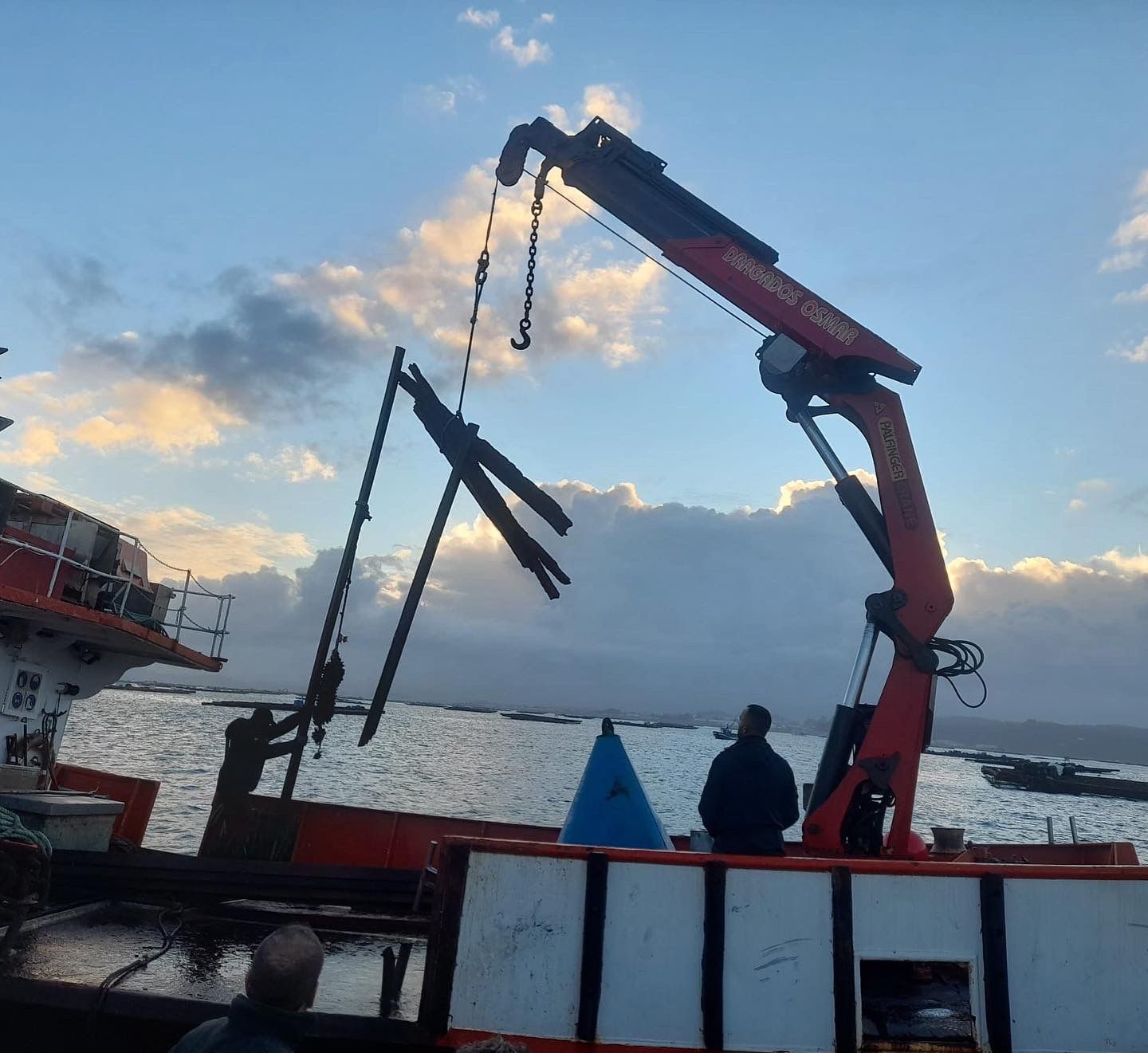 La recuperación de restos de batea a la deriva, con ayuda del barco de Dragados Osmar.