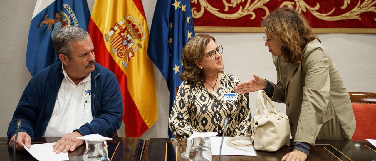Rafael Hernández (i) y Ángela Delgado (c) conversan con la socialista Rosa Bella Cabrera (d) en el Parlamento.