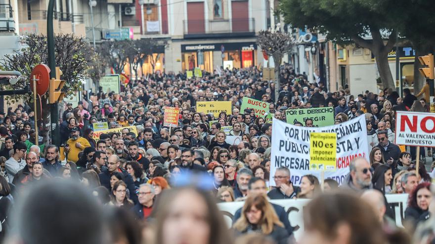 Los consejos escolares de la mayoría de institutos de la Vega Baja suprimen el 25% de materias en valenciano