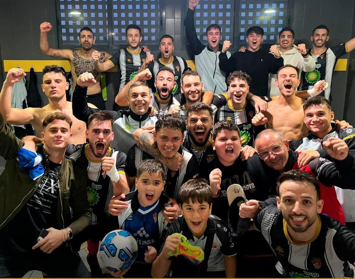 Los  jugadores del Almazora celebran la victoria.