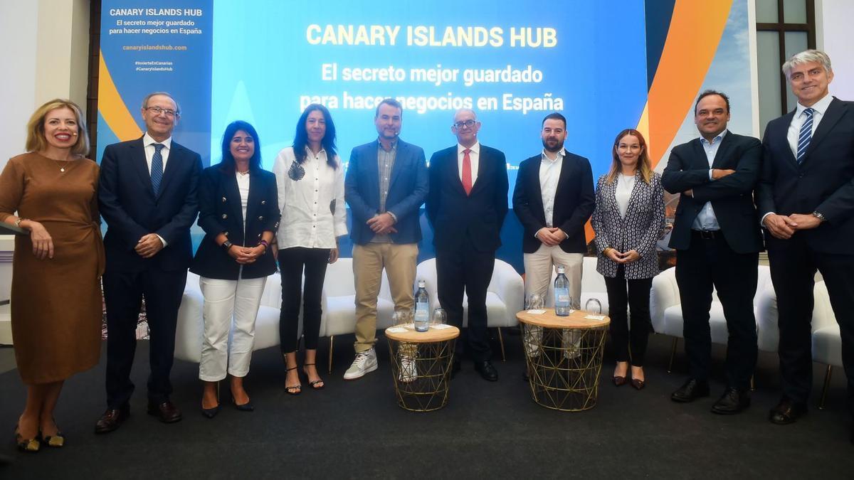 Foto de familia de los participantes en la jornada «Canary Islands Hub. El secreto mejor guardado para hacer negocios en España».