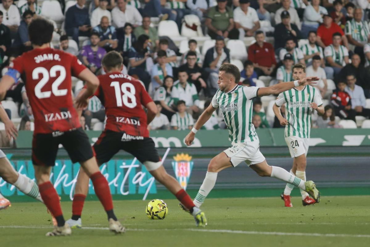 Isma Ruiz ensaya un disparo durante un lance del Córdoba CF-Mirandés.