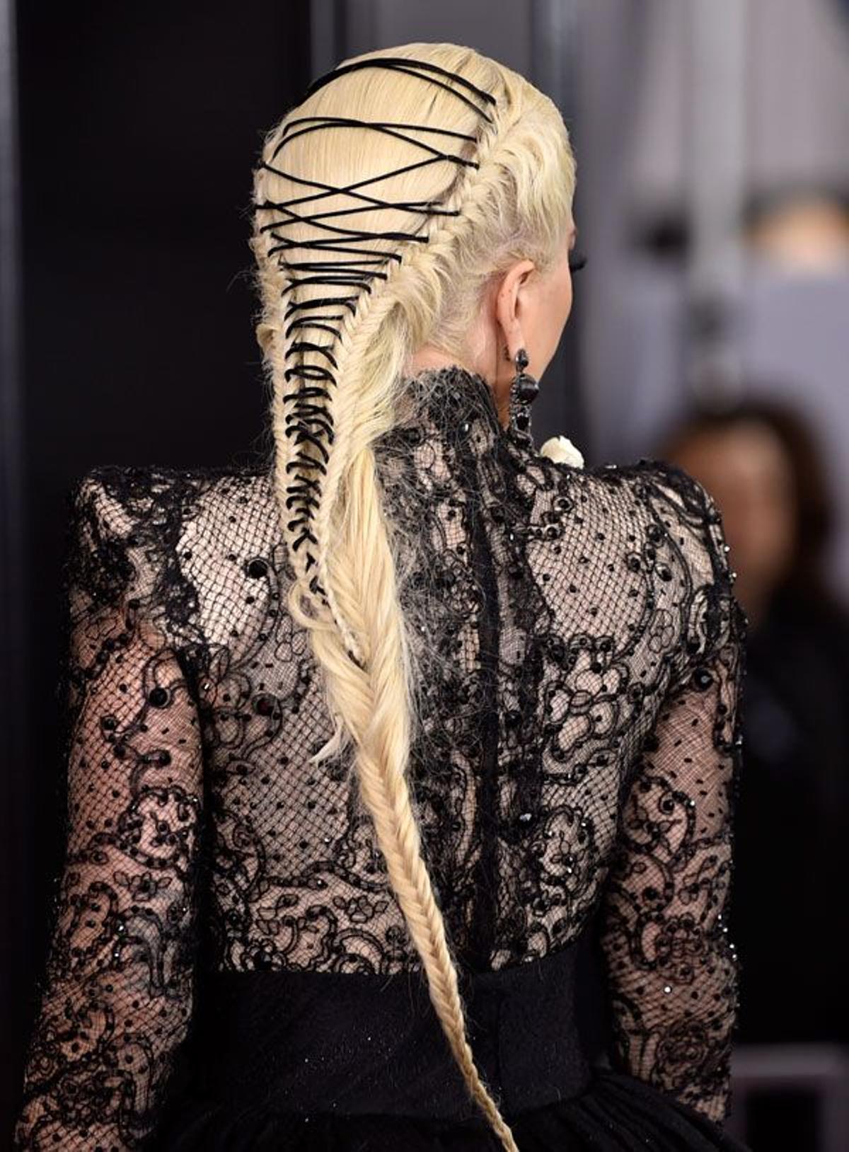 Lady Gaga con trenza de cordones en los Premios Grammy 2018