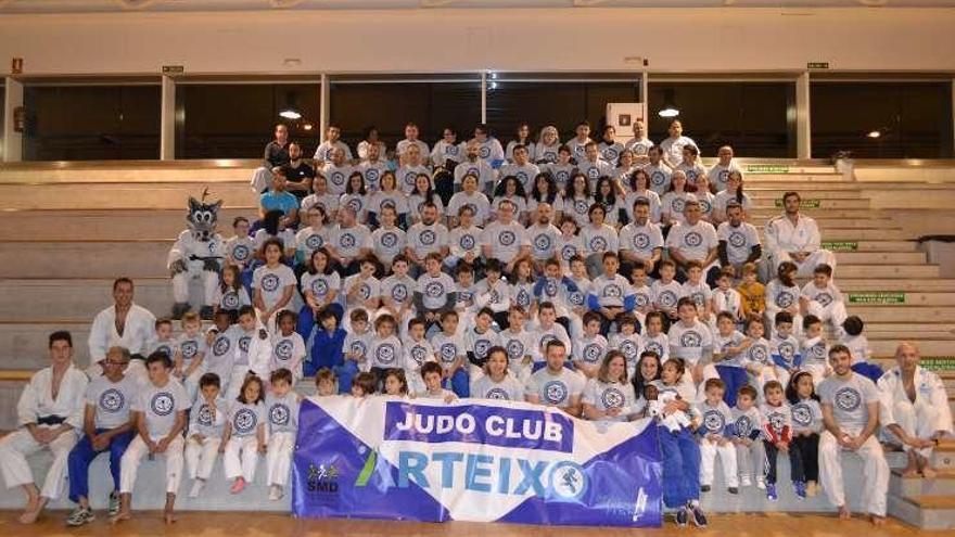 El día del Judo en Familia reúne a cien deportistas en Arteixo