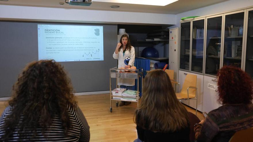 ¿Doy de comer a mi bebé en trozos o en puré? Las enfermeras pediátricas de Rúa Cuba forman a los padres