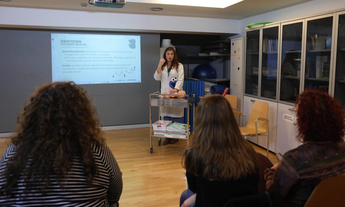 Charla sobre los cuidados de los bebés a partir de los 6 meses, esta mañana, impartida por  Fe García Jácome.