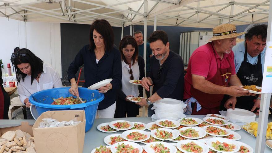 Raquel Guasch, Ana Juan, Milena Herrera y Rafa Ramírez sirven platos en es Pujols.