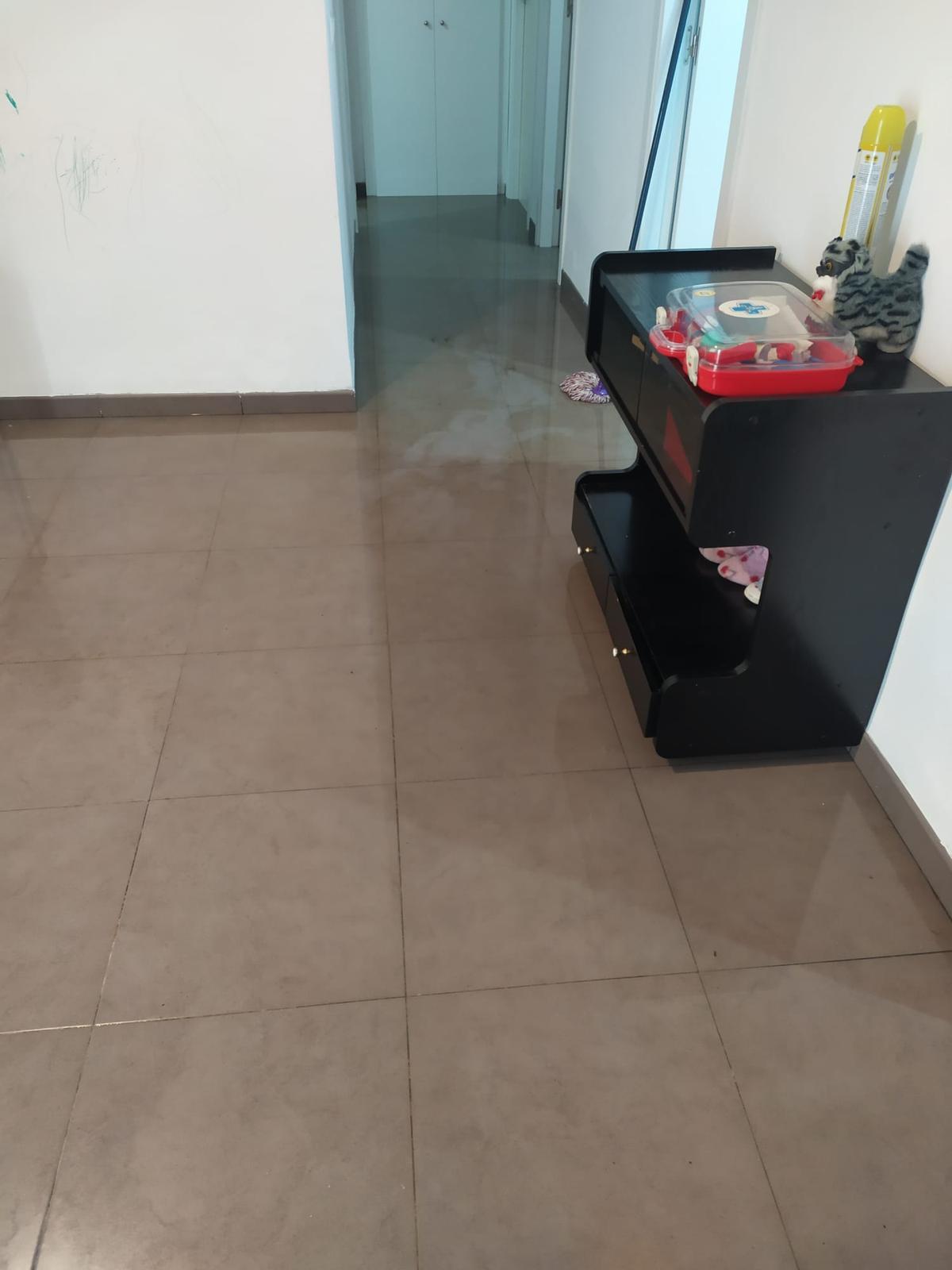 Suelo encharcado de una de las habitaciones.