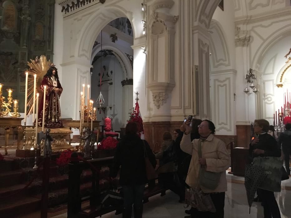 Cientos de malagueños acuden a rendirle devoción al Cristo de Medinaceli pese a la lluvia.