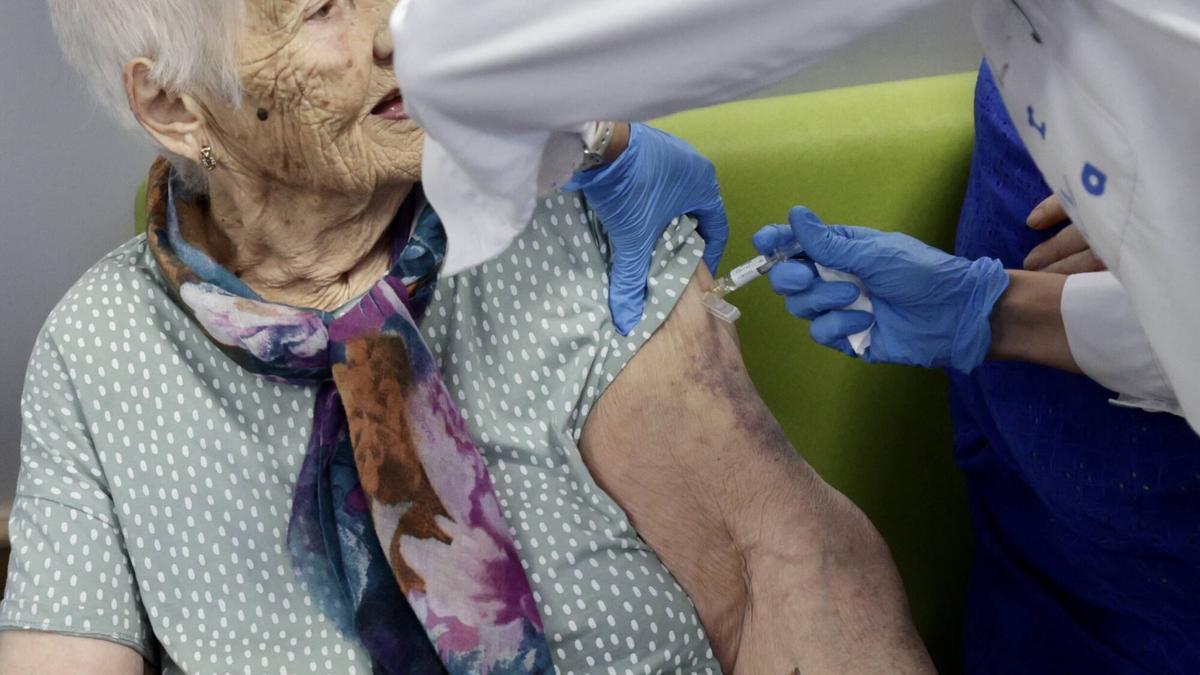 Una mujer es vacunada de la gripe en el inicio de la campaña.