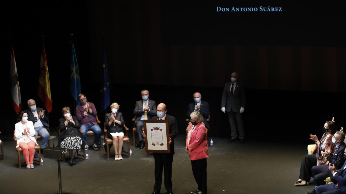 Entrega de honores y distinciones de Gijón en el teatro Jovellanos