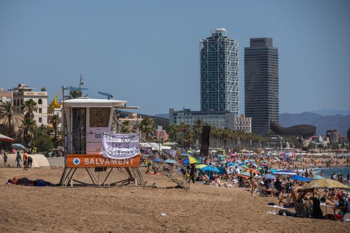 La huelga de los socorristas en las playas con pancartas y bandera amarilla