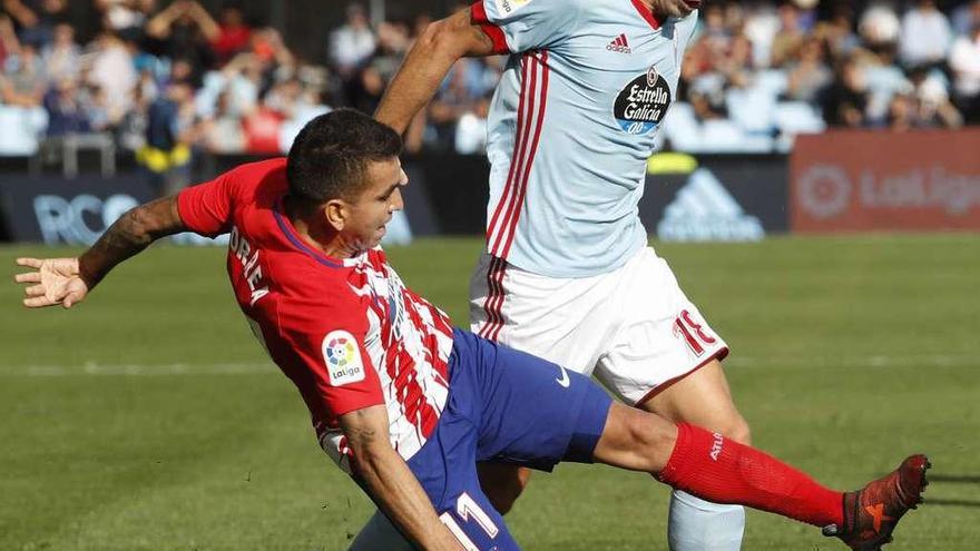 Daniel Wass intenta superar a Correa, ayer, en el Celta-Atlético de Madrid. // Ricardo Grobas