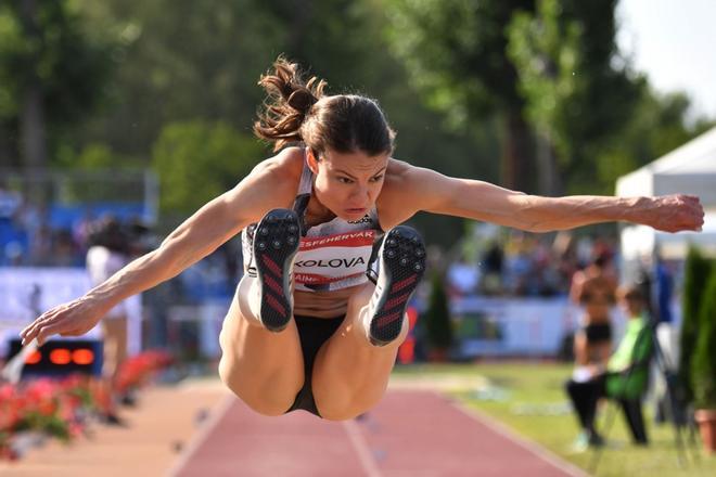 La ganadora del Atleta Neutral Autorizada, Yelena Sokolova, compite en las Mujeres de Salto Largo del Memorial Gyulai Istvan - Gran Premio de Atletismo de Hungría en el centro deportivo de Szekesfehervar, Hungría.