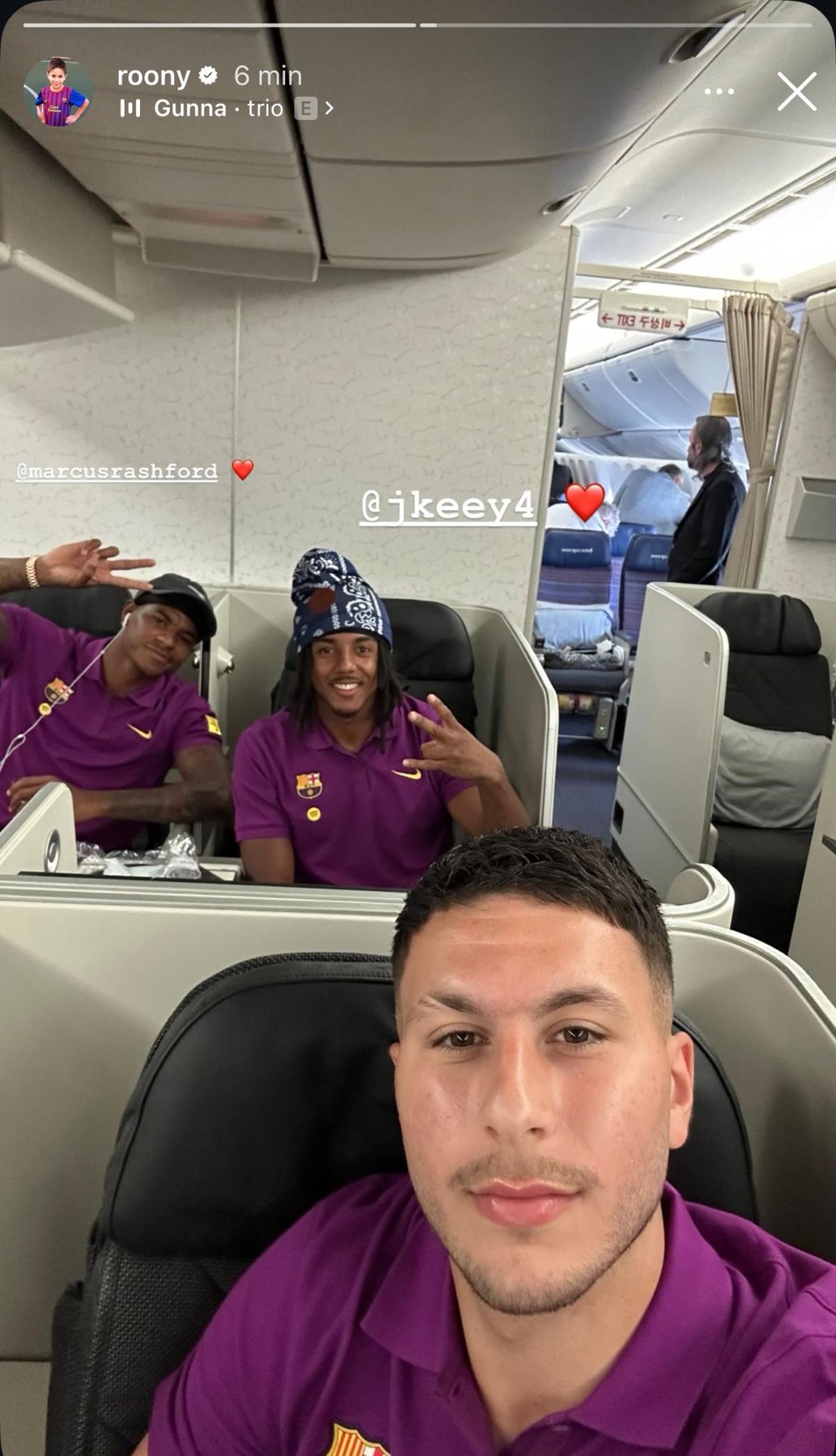 El selfie de Roony Bardghji con Marcus Rashford y Jules Koundé al fondo de la cabina del avión durante el viaje del Barça a Japón