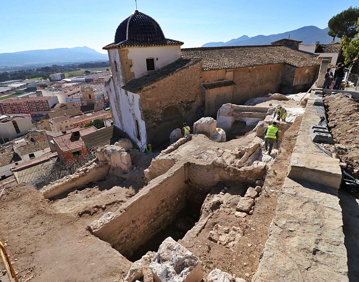 Parte de la vivienda que ha salido a la luz junto a la muralla