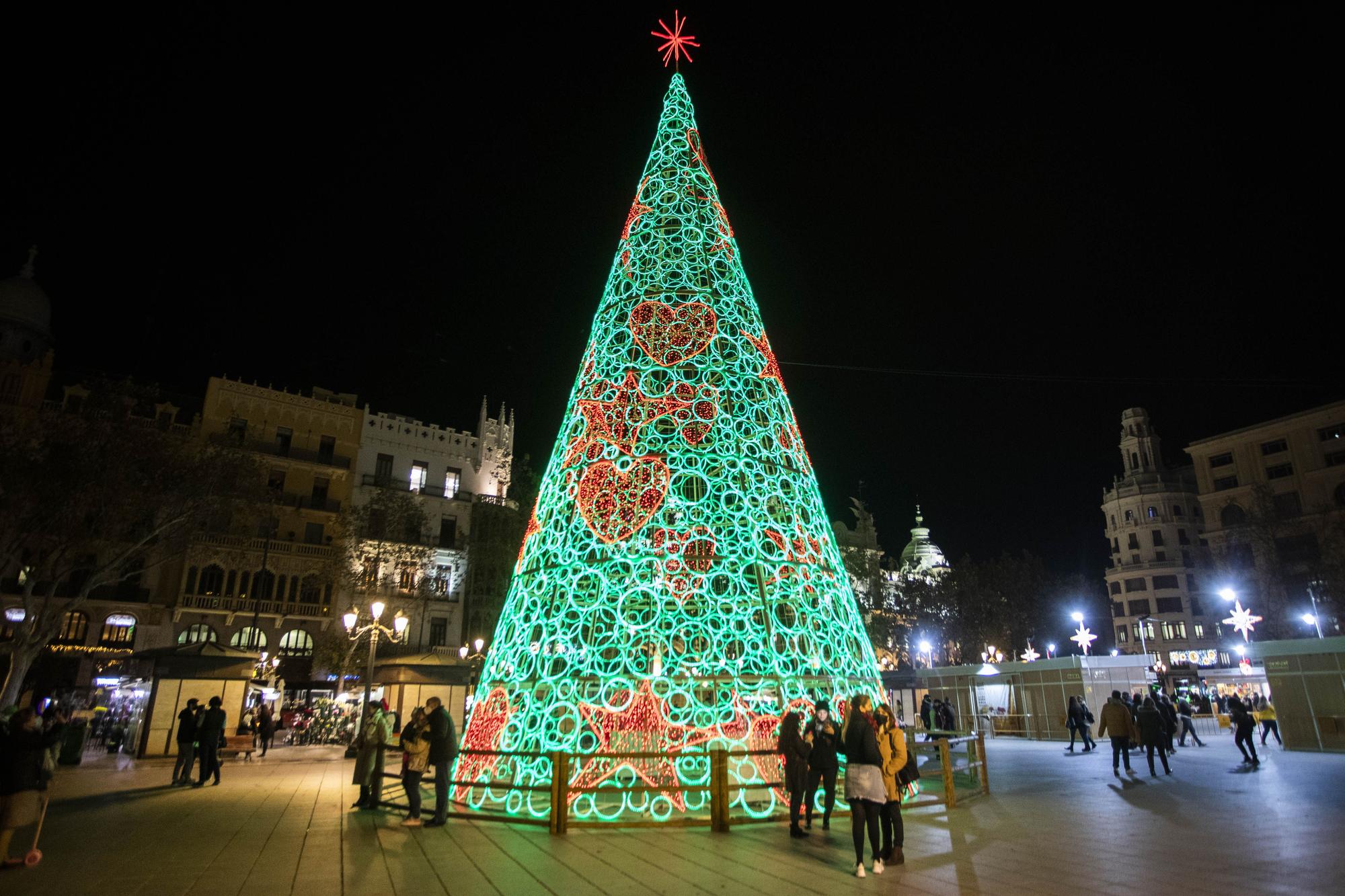 Así se ha encendido la iluminación navideña de la Plaza del Ayuntamiento de València