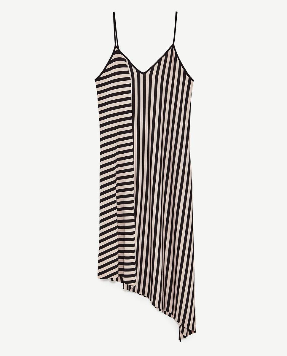 Las combinaciones imposibles de Zara, que terminarás llevando: vestido rayas (17,95 euros)