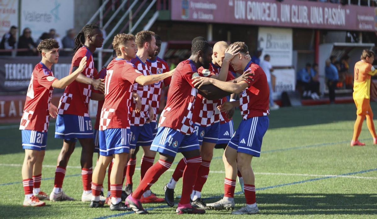 Los jugadores del Llanera celebran un gol ante el Navarro en el Pepe Quimarán. |