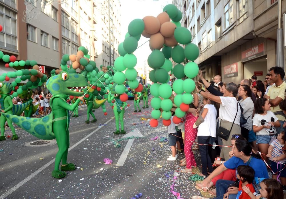 Carrozas y serpentinas llenan de color las calles de Pontevedra - La Bella y la Bestia y los Minnions, protagonistas de una Batalla de Flores que contó con la presencia de numeroso público