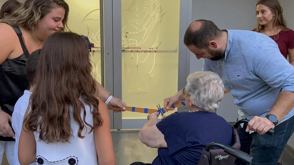 El momento del corte de cinta, ayudada por el presidente y las falleras mayores