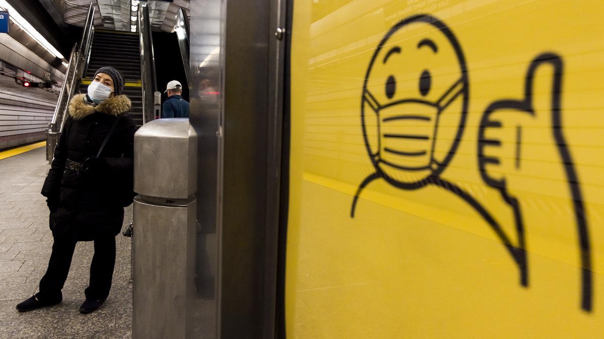 Nueva York recomienda volver a usar las mascarillas en lugares públicos