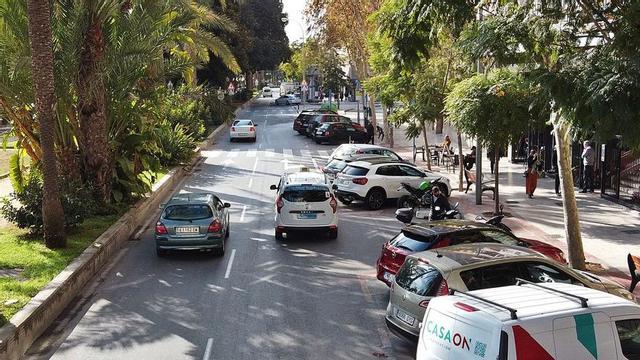 La avenida Ramón y Cajal perderá un carril de circulación y se pasará a aparcar en cordón para ampliar las zonas verdes y la acera. | ALEX DOMÍNGUEZ