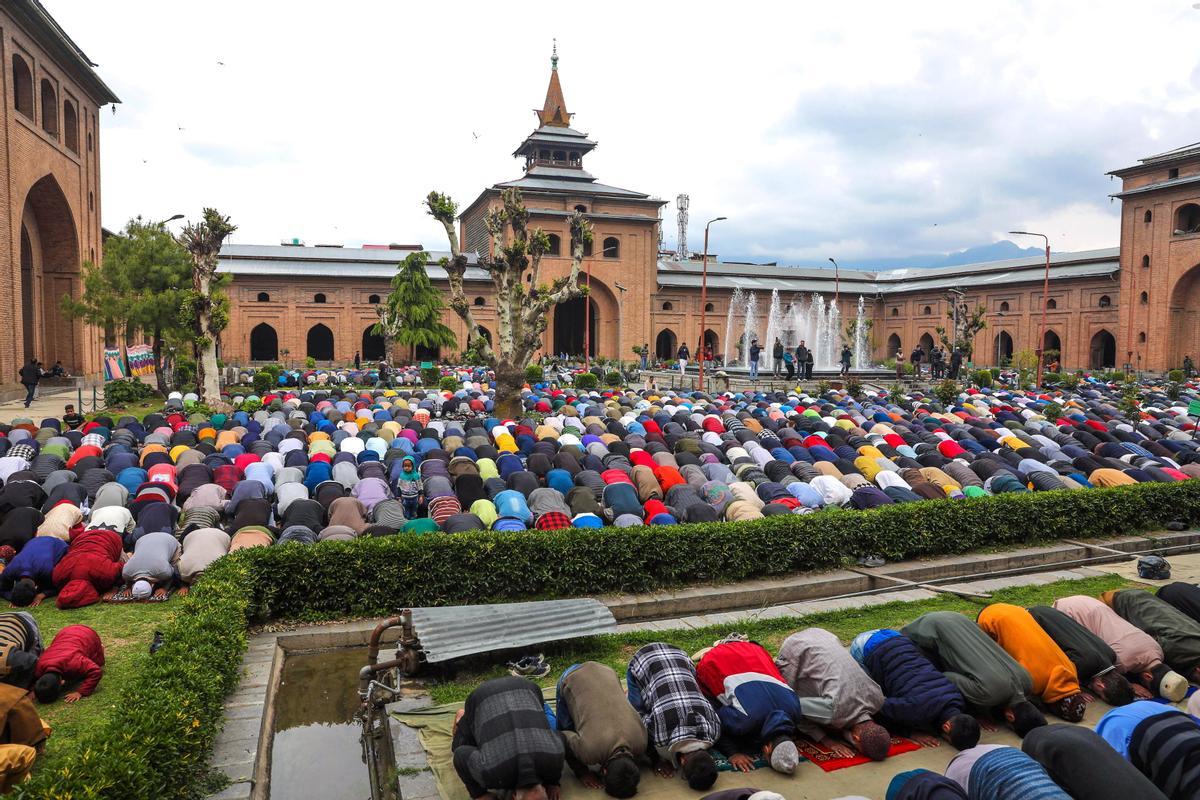 Los musulmanes celebran el fin del Ramadán. Fiesta del Eid al-Fitr en Srinagar, India.