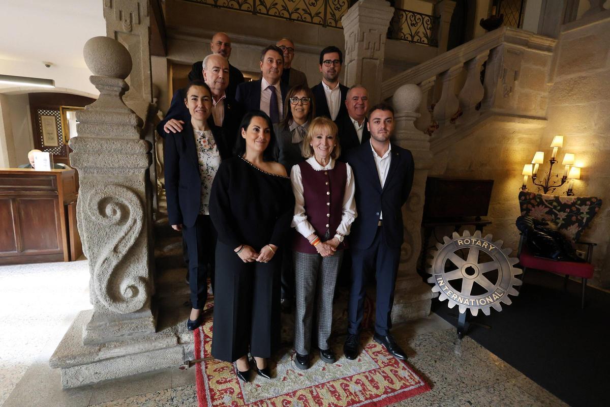 Varios socios del Rotary Club de Pontevedra, junto a la expresidenta del Senado..