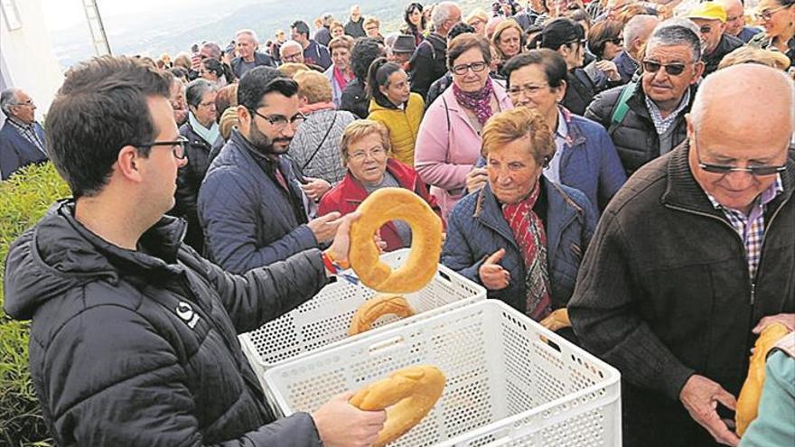 L’Alcora reparte 2.100 rotllos en la ermita del patrón durante la Dobla